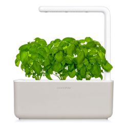 Smart Garden 3 е перфектната вътрешна градина, която ти позволява да отглеждаш билки и цветя през цялата година!