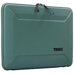 Thule Sleeve е съвместим с MacBook Pro 16", 15" и лаптопи с размери до 35.8 x 24.6cm! Твърдата външна обвивка предпазва от удари, като същевременно ти позволява да работиш в движение!