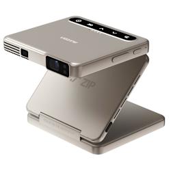 Със сгъваем дизайн (tri-fold), автофокус (ToF) и резолюция 720p (DLP), за да се наслаждаваш на кино изживяване с яркост 100 ANSI lumens навсякъде, без кабели!
